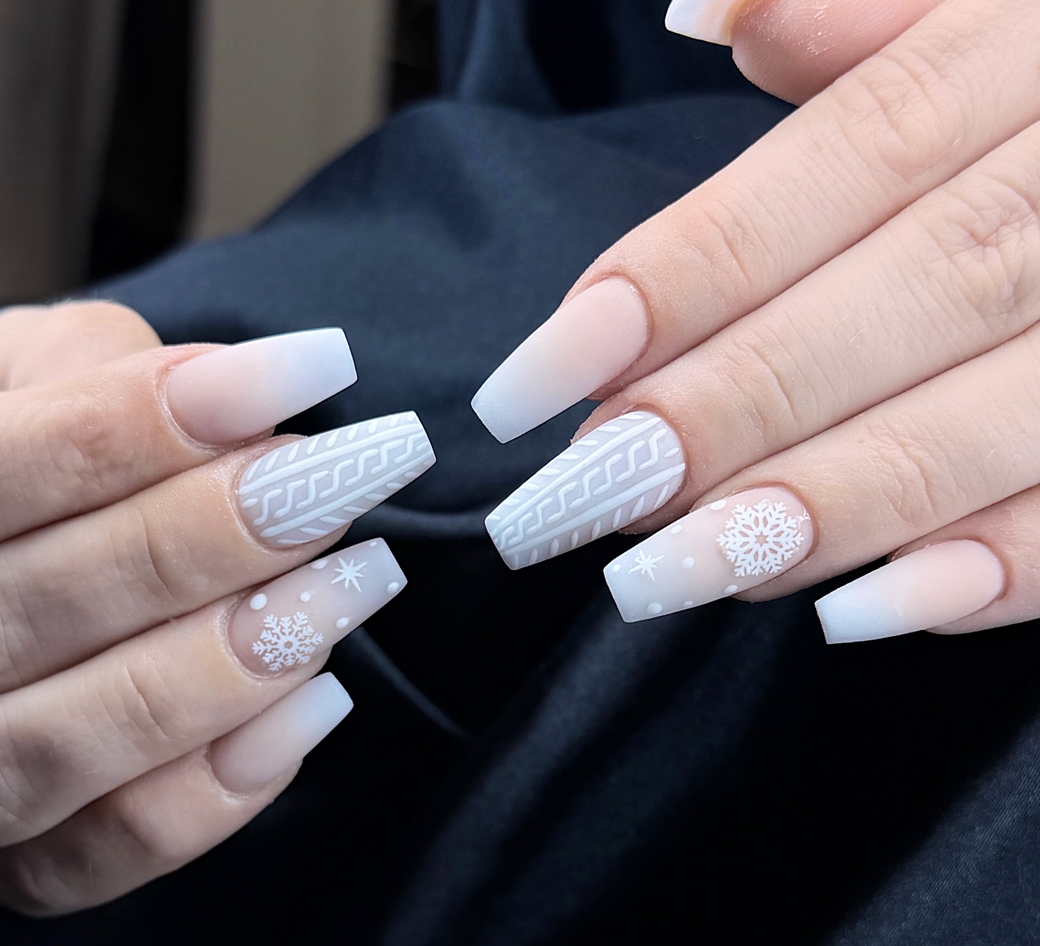 Lichte acrylset met fijne witte nagelversieringen