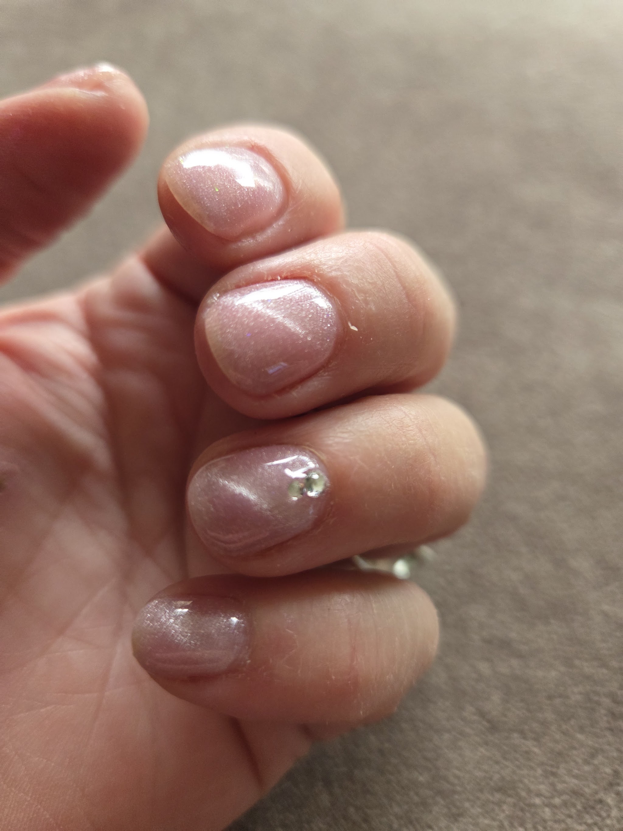 Zachtroze glanzende nagels van een klant van Beauty Nails Zeewolde